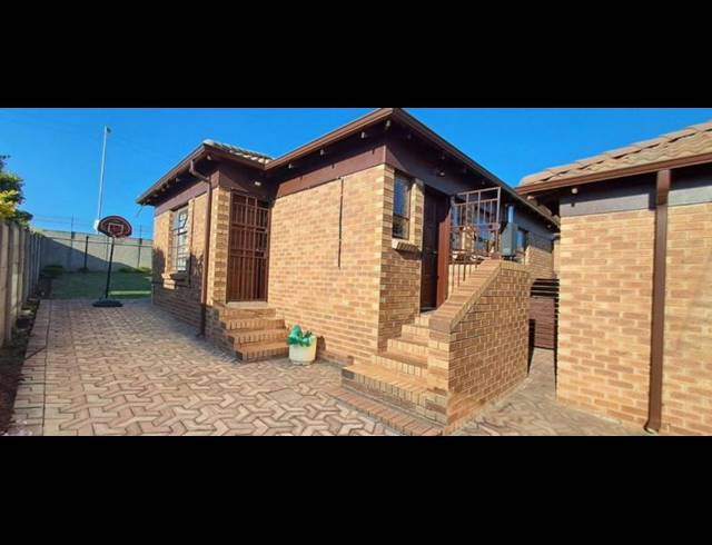 3 BEDROOM HOUSE FOR SALE IN THATCHFIELD